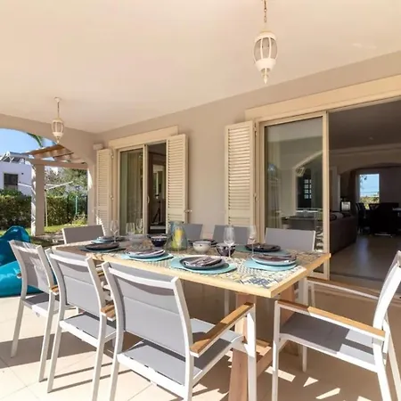 Large 4 Bedroom With Heated Swimming Holiday home *