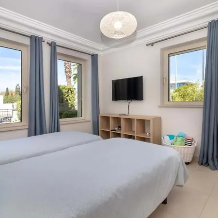 Large 4 Bedroom With Heated Swimming *