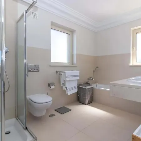 Holiday home Large 4 Bedroom With Heated Swimming Carvoeiro (Lagoa)