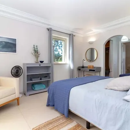 Large 4 Bedroom With Heated Swimming *
