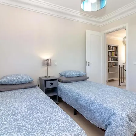 Large 4 Bedroom With Heated Swimming *