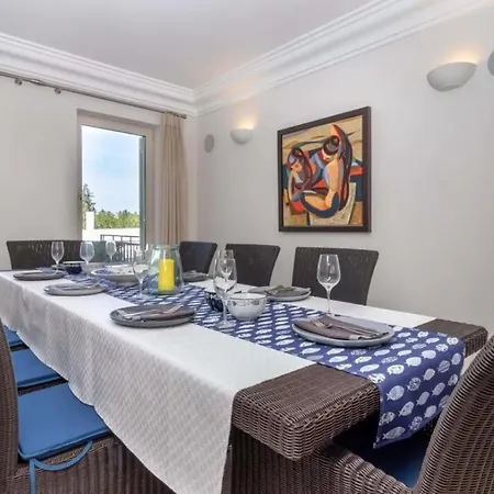 Large 4 Bedroom With Heated Swimming