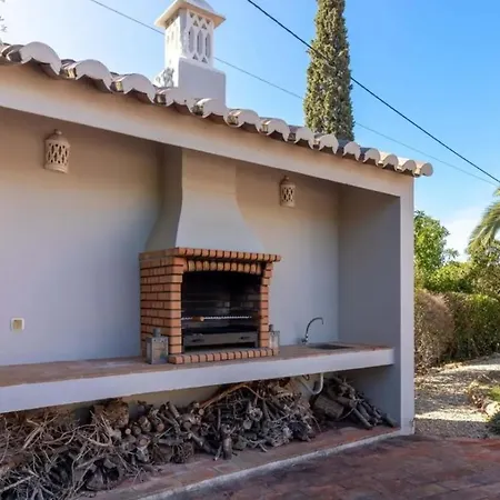 Large 4 Bedroom With Heated Swimming Ferienhaus