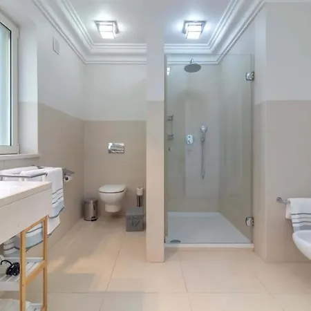 Large 4 Bedroom With Heated Swimming