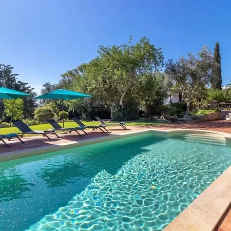 Large 4 Bedroom With Heated Swimming Hébergement de vacances