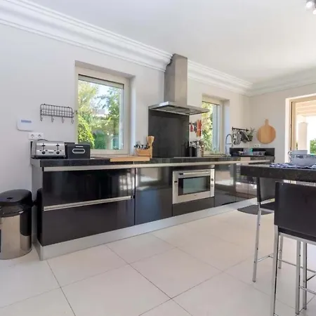 Hébergement de vacances Large 4 Bedroom With Heated Swimming *