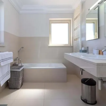 Large 4 Bedroom With Heated Swimming 펜션