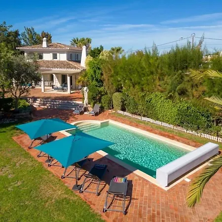 Large 4 Bedroom With Heated Swimming *