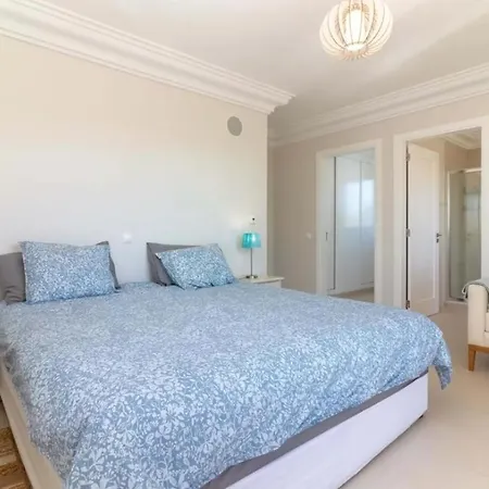 Large 4 Bedroom With Heated Swimming
