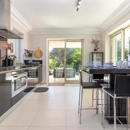 Large 4 Bedroom With Heated Swimming *