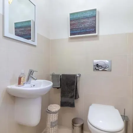 Large 4 Bedroom With Heated Swimming